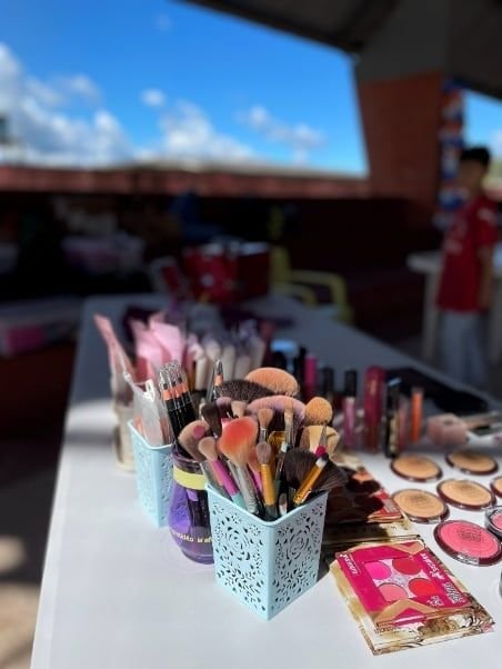 Pincéis e produtos de maquiagem sobre uma mesa