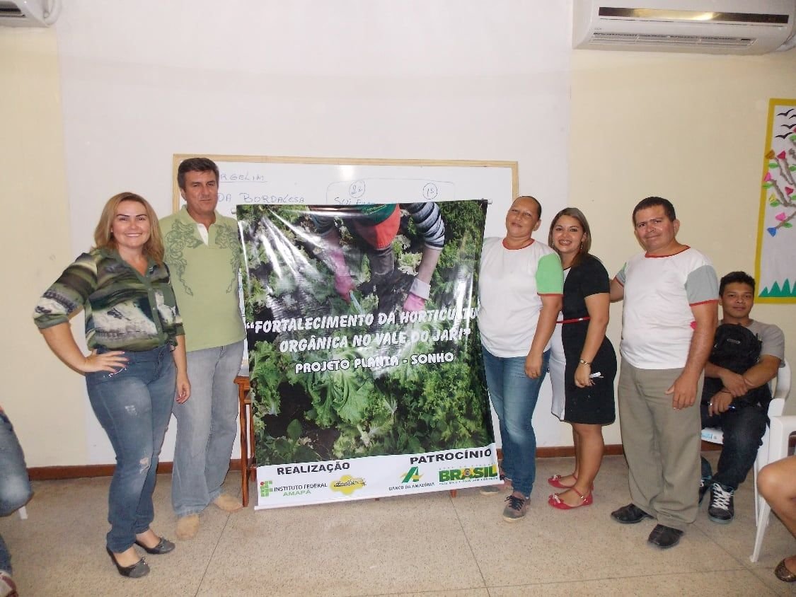 Grupo posando com o banner do Fortalecimento da Horticultura Orgânica