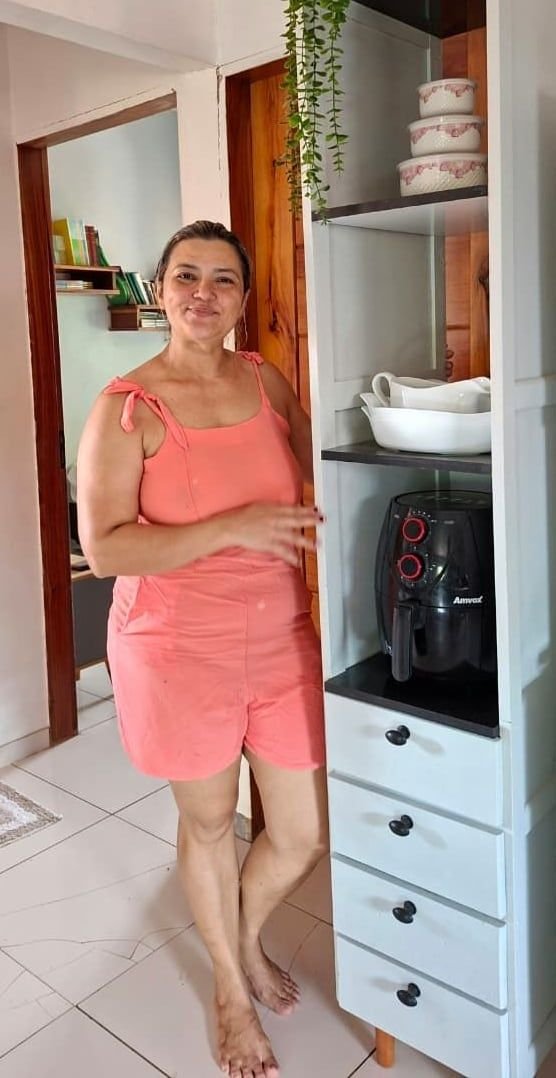 Mulher ao lado de uma estante reformada branca